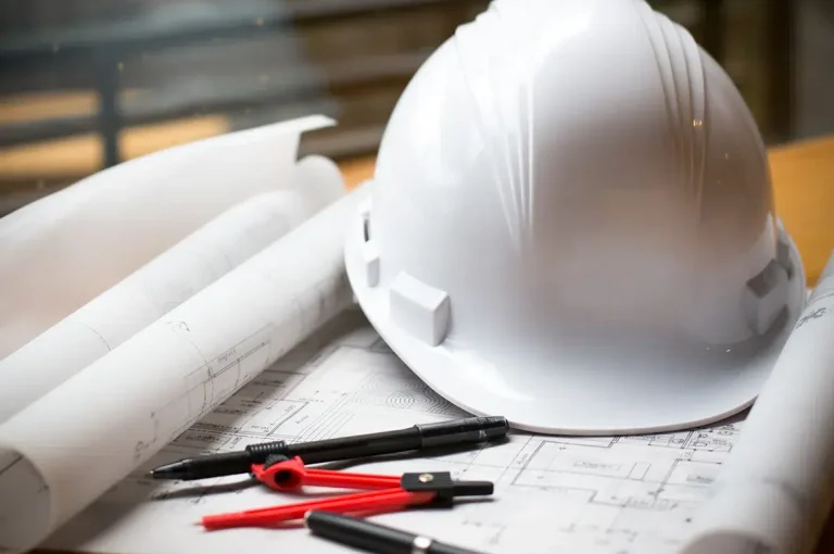 Casque de chantier et plan d'architecture pour remise DIUO — Pierre SPS Le Mans