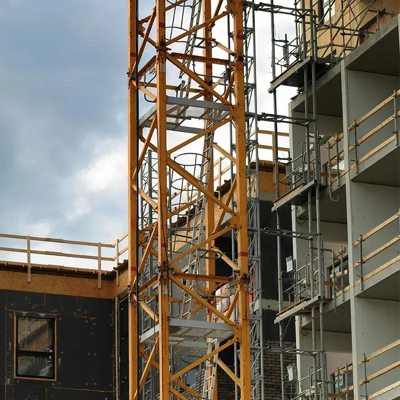 Grue de chantier sur chantier de construction en Sarthe